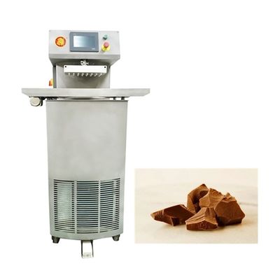 Os padeiros usam a máquina de fazer chocolate de 25 litros para pequenas empresas